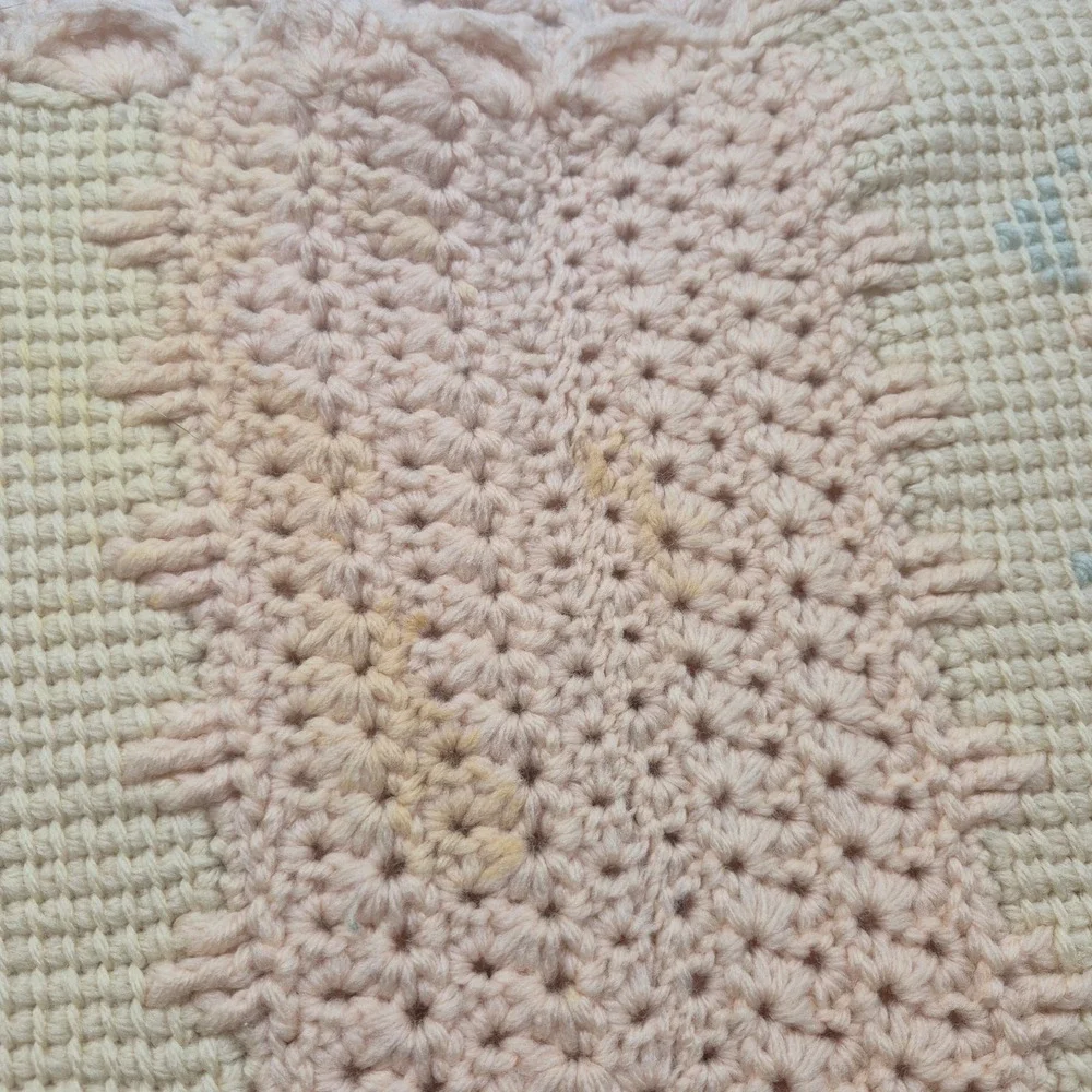Vintage Handmade WOOL Crochet Baby Blanket Cream Scalloped Edge Embroidered Crib